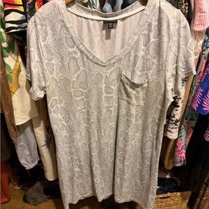 Tahari Light Gray Snake Print V-Neck Tee